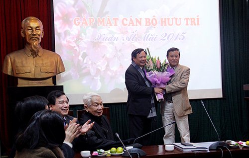 Tổng cục trưởng TCDL Nguyễn Văn Tuấn tặng hoa cho nguyên Tổng cục trưởng TCDL Đỗ Quang Trung đại diện các cán bộ hưu trí ngành Du lịch